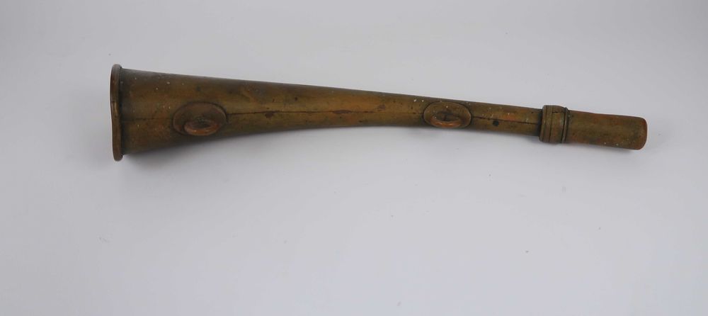Corneta de caça antiga em cobre