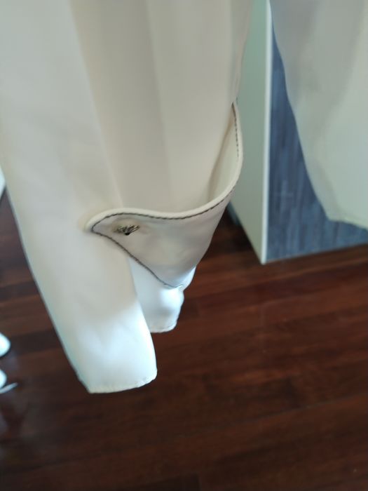 Última preço Blusa com pormenor na gola e nas mangas Zara