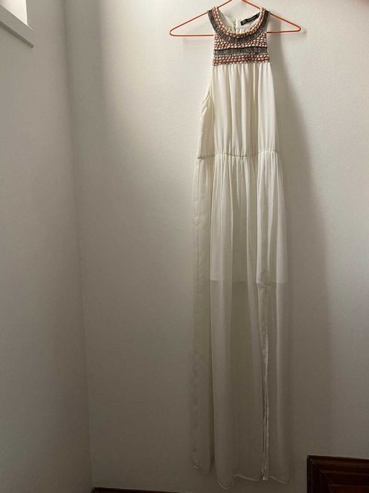 Vestido branco com decote bordado Zara