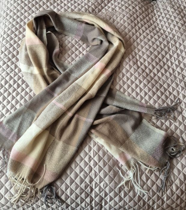 Szalik w kratę z frędzlami ciepły 190x70