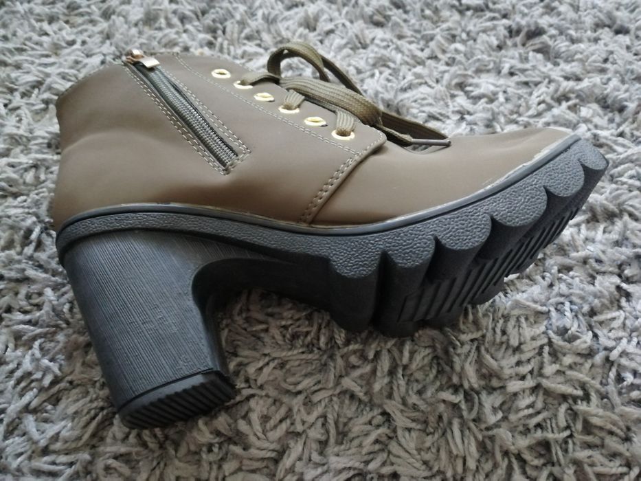 Botas com atacadores