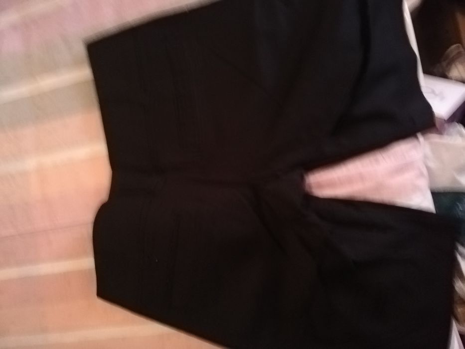 Calções um pouco acima do joelho