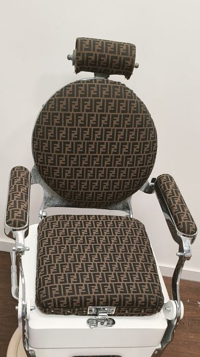 Cadeiras Barbeiro restauradas e personalizadas da marca FENDI