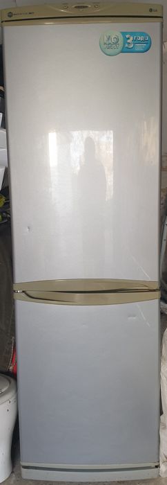 Холодильник Lg No frost з морозильною камерою.