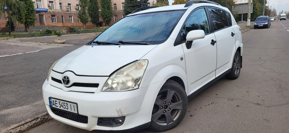 Продам Toyota Corolla Verso 2,2 D4D