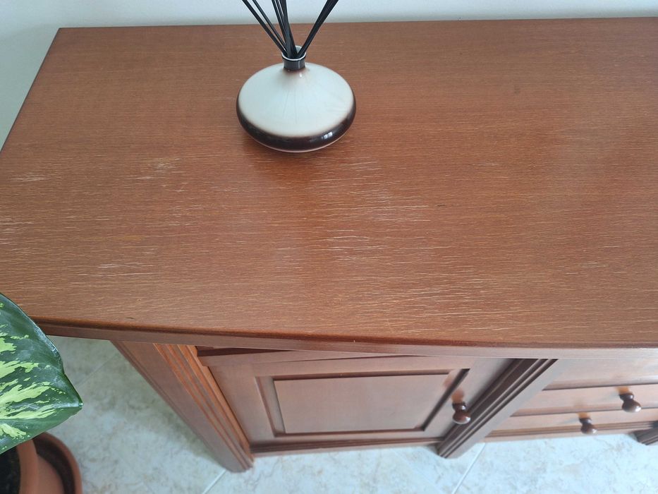 Movel sala mais cristaleira, mesa e quatro cadeiras