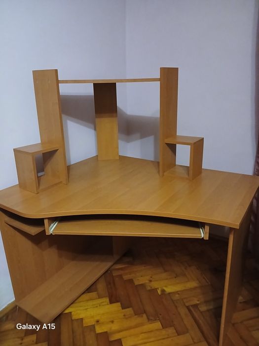 Комп'ютерний стіл