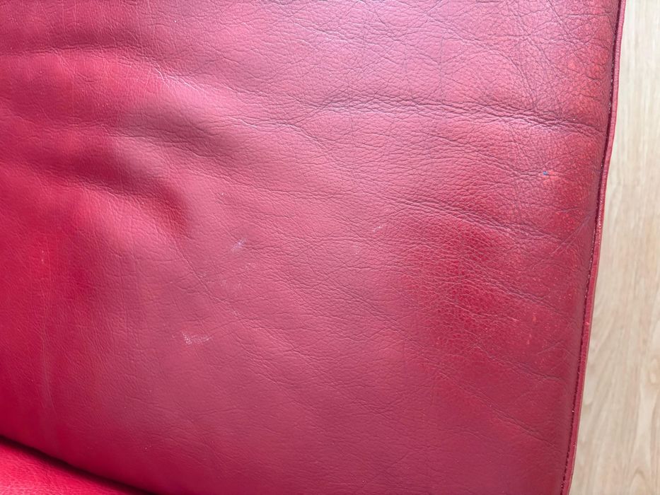 Sofa em pele vermelho