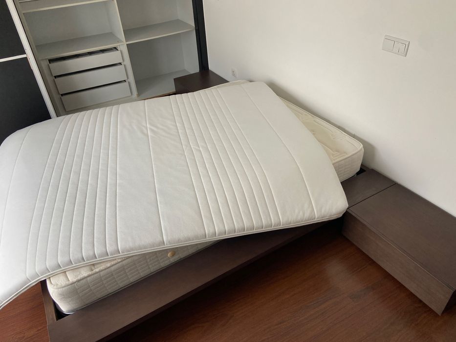 Cama em wengue, colchão e sobre colchão