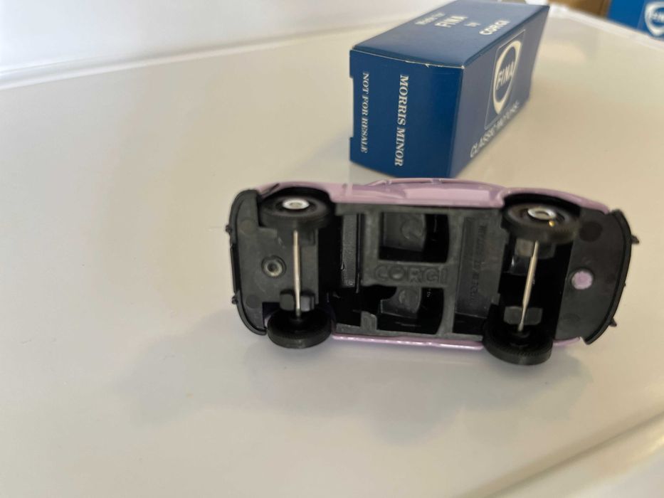 Corgi - Morris Minor - Fina - rosa - com caixa - como NOVO - Esc.1/46