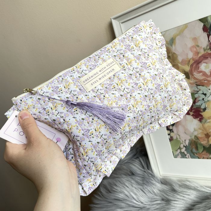 Piękna kosmetyczka bawełniana kwiatuszki falbanka lila wiosna