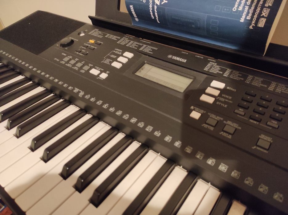 Piano/Teclado Yamaha c/ pedal e suporte