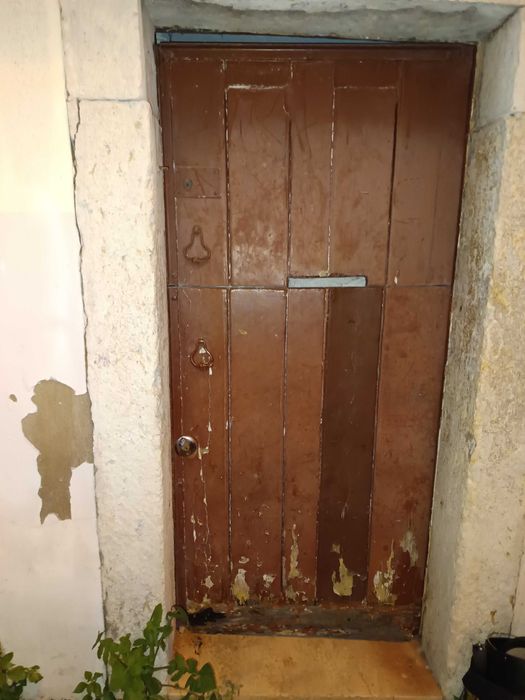 Portas antigas, com trinco elétrico + fechadura tradicional