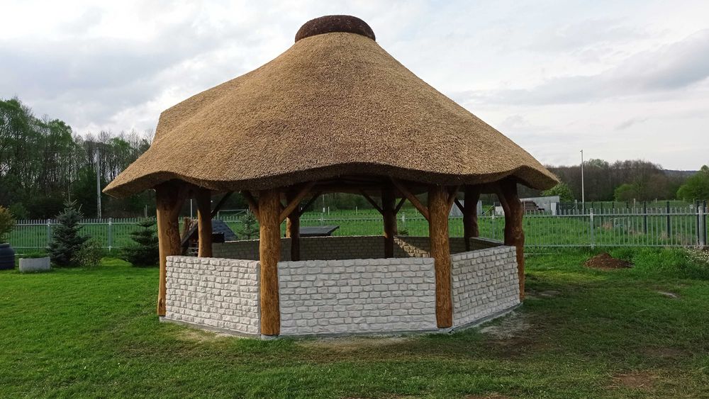 #altana #ogród #meble #trzcina #dach #relaks #grill #huśtawka #bal
