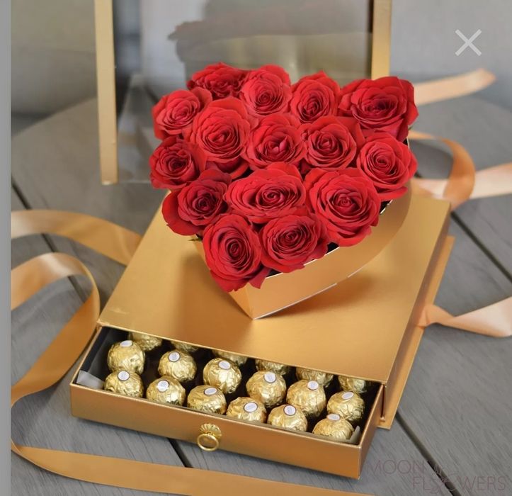 Коробки подарочные для цветов и декора золотого цвета