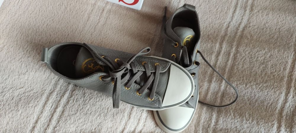 Tenisówki marli Guess.