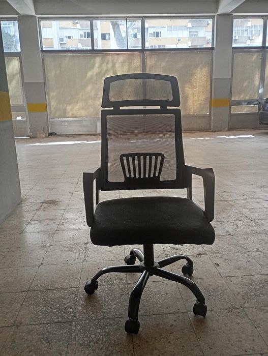 Cadeira de escritório usada um pouco torta
