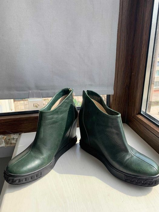 Кожаные ботинки н танкетке