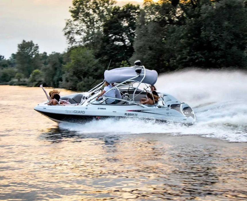 Łódź motorowodna YAMAHA 230 HO + przyczepa