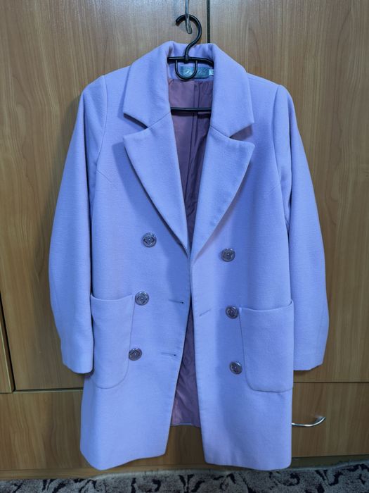 Пальто жіноче бузкового кольору