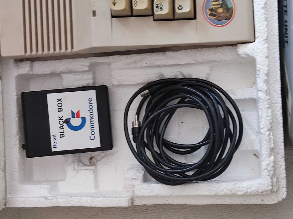 Commodore C 64 magnetofon plus 2 joystick plus cartridge i kaseta