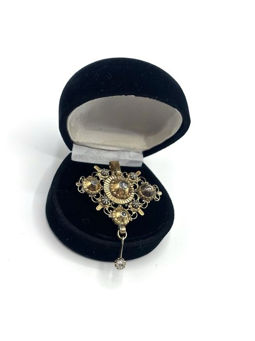 Stara złota zawieszka z diamentami.