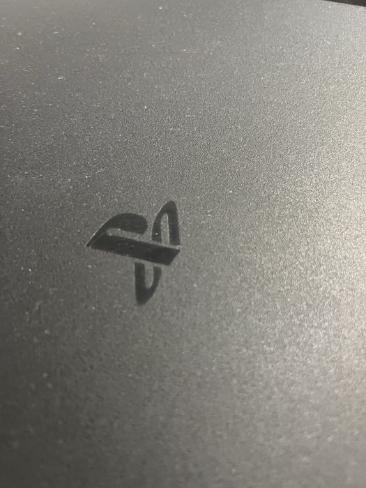 Playstation 4 (com 2 comandos e 7 jogos)