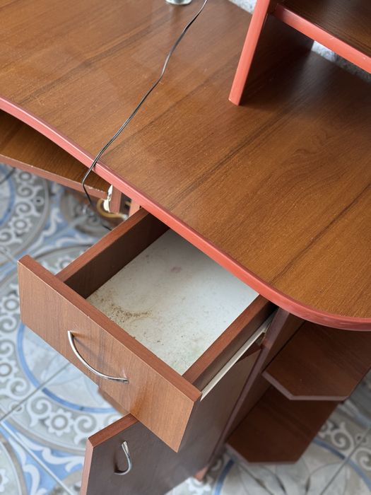 Компʼютерний стіл