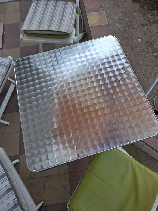 Conjunto de jardim – mesa + 4 cadeiras + guarda-sol