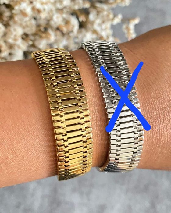 Pulseira dourada, em aço, grossa e com extensor