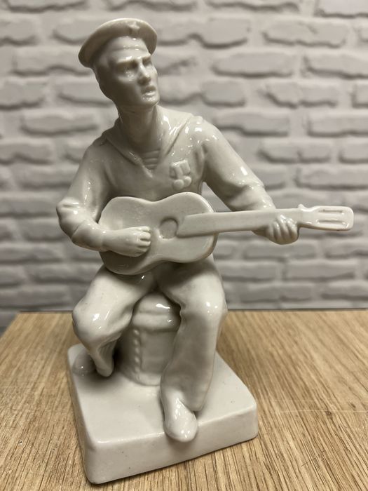 Статуэтка Артель «Керамик» Моряк с гитарой