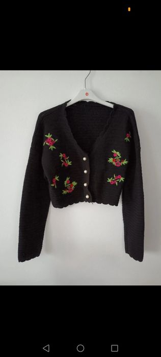 Sweter krótki długie rękawy czarny haftowane kwiaty zapinany na guzi
