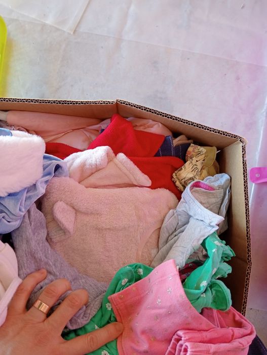 Vendo 2 caixas de  roupa de menina de 1 ano e meio a 3 anos