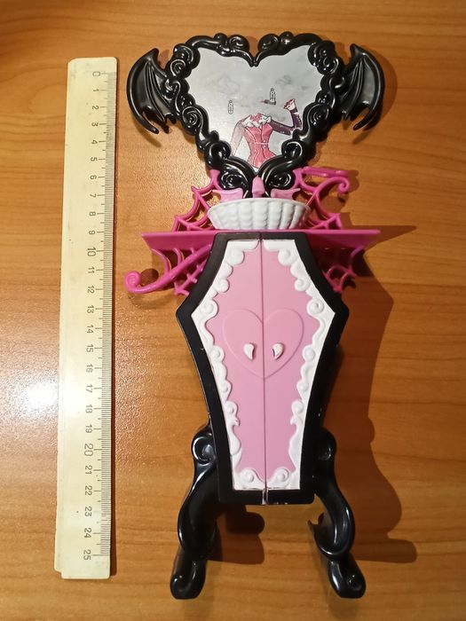 Меблі monster high. Ліжко, ванночка, шафка, туалетний столик, кінь