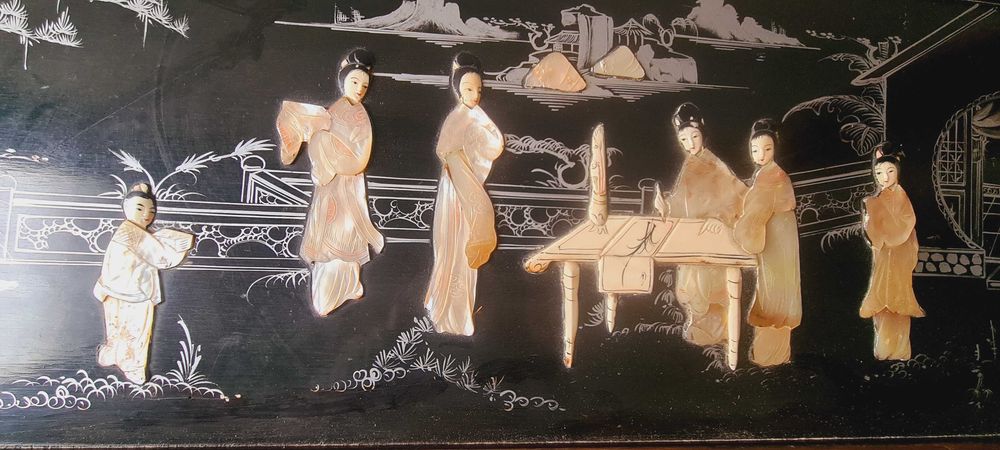 Arca/Bau em madeira trabalhada e relevo de madre-perola