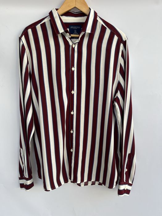 Camisa às Riscass Vermelhas e Brancas e com pormenores Azuis