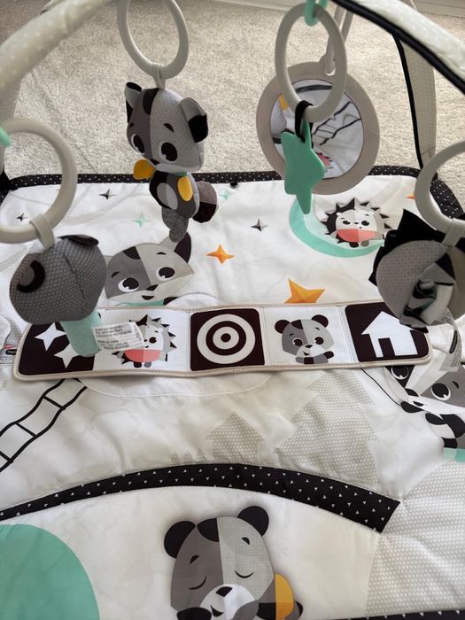 Mata edukacyjna Tiny Love  z pałąkami Magiczna Kraina czarno-biała