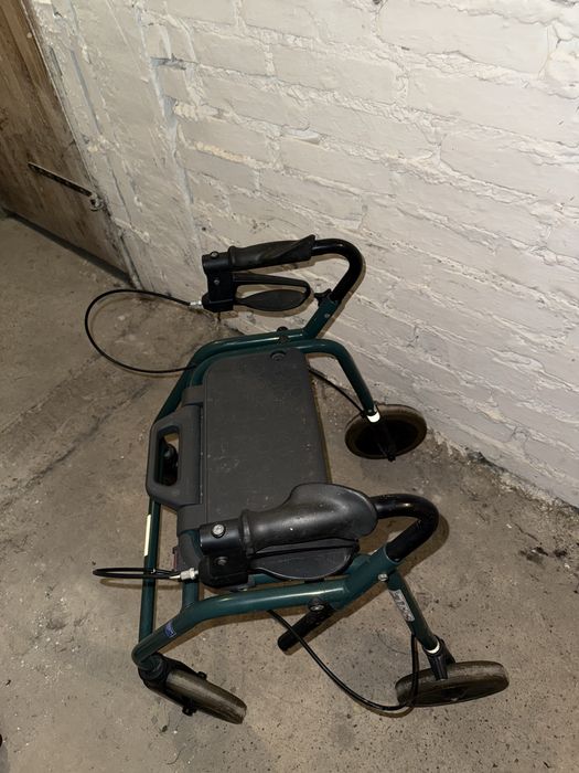 Podporka dla seniora czterokolowy z hamulcami