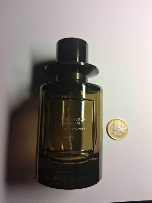 Frascos vazios de perfume colecionador para doação