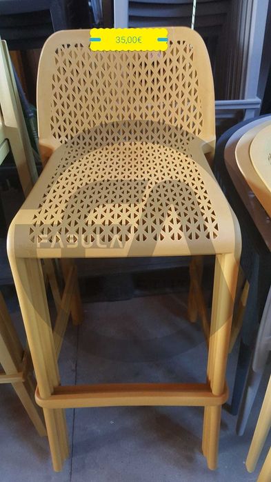 Bancos e mesas altas de exterior