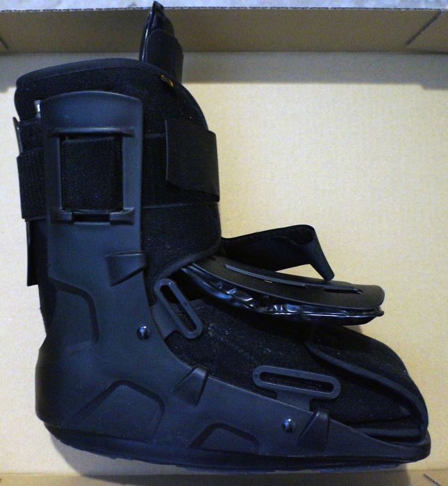 Solid Walker Orteza stopowo-goleniowa krótka (pneumatyczna z pompką) M