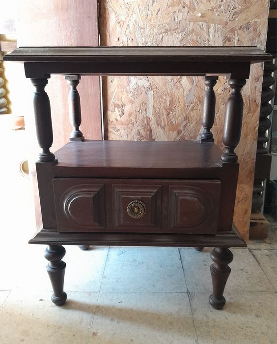Mesinha de cabeceira para restaurar