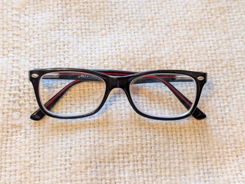 okulary korekcyjne w ciemnych oprawkach