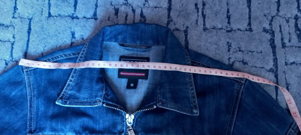 Куртка джинсова .