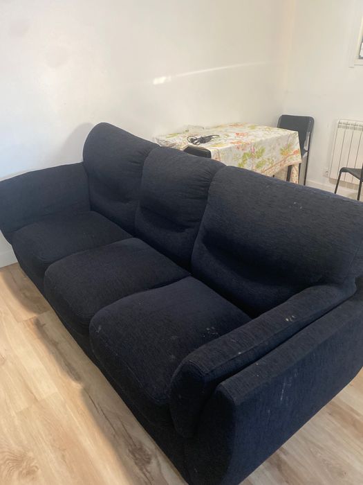 Sofá preto - bastante confortável, precisa apenas de ser limpo - por 40€
