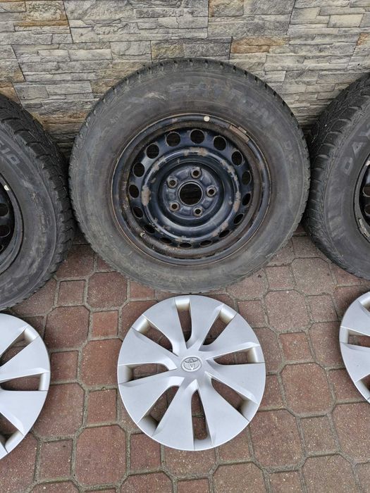 Komplet kół zimowych Toyota 15 cali opony Dayton 195/65
