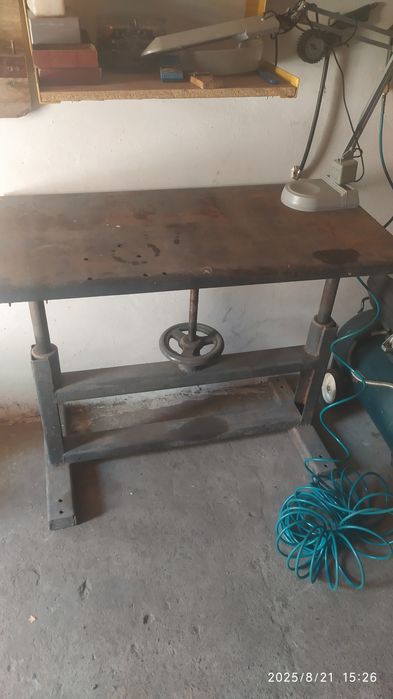 Слесарний стіл з регулюванням висоти