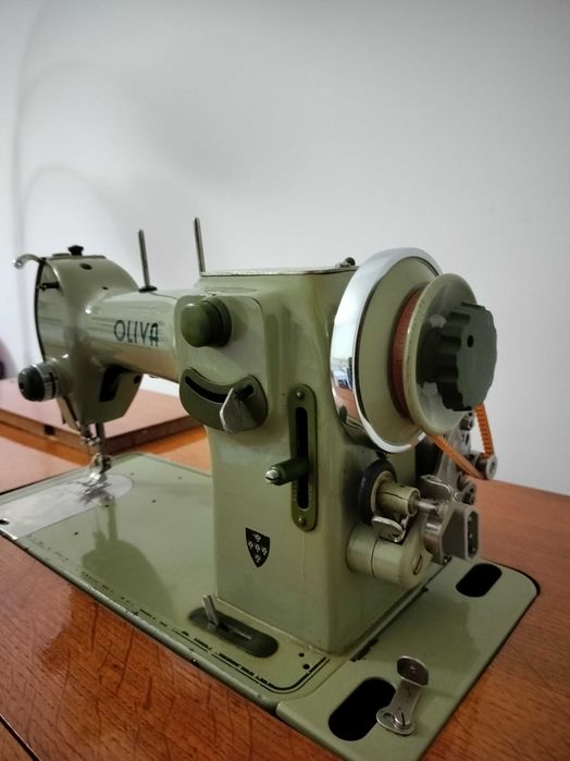 Máquina de costura Oliva CL50 com motor e pedal elétrico