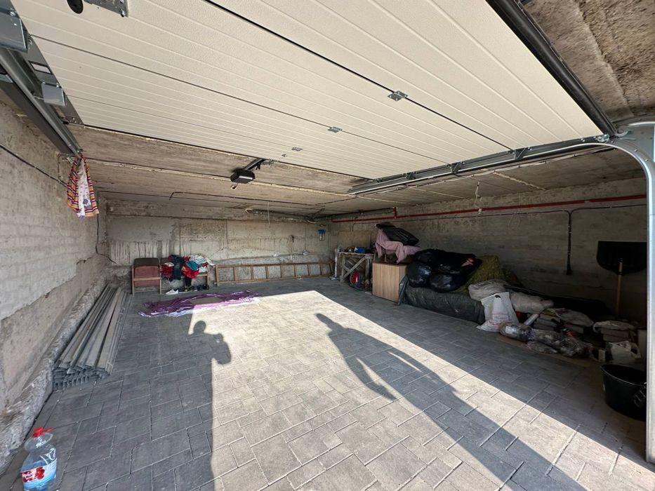 Продам котедж з міськими комунікаціями та гаражем