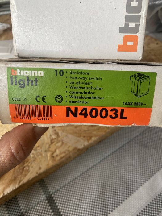 Interruptores e acessórios elétricos novos